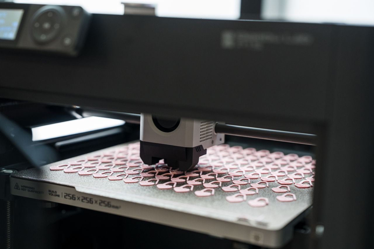 A closr up of the industrial 3d printing machine