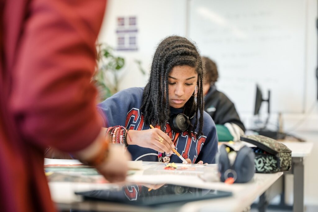 A room of students painting
